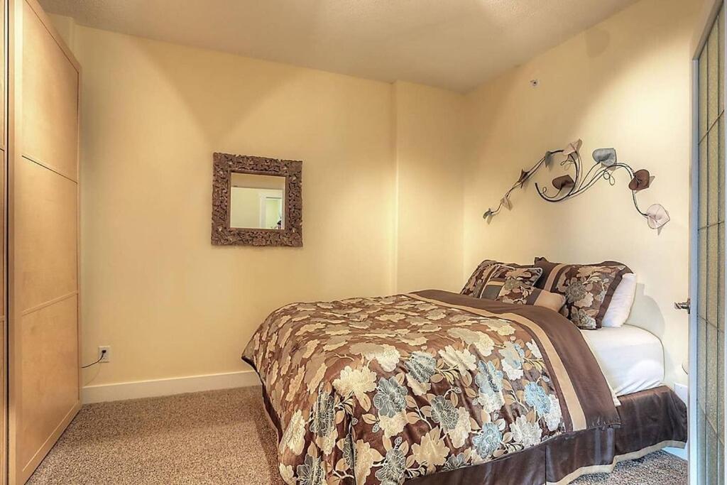 Sunset Waterfront Resort By Discover Kelowna Resort Accommodations Exterior foto
