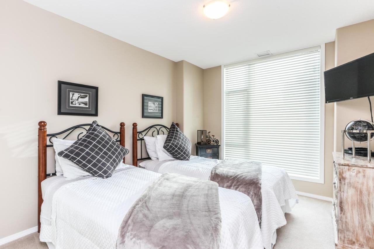 Sunset Waterfront Resort By Discover Kelowna Resort Accommodations Exterior foto