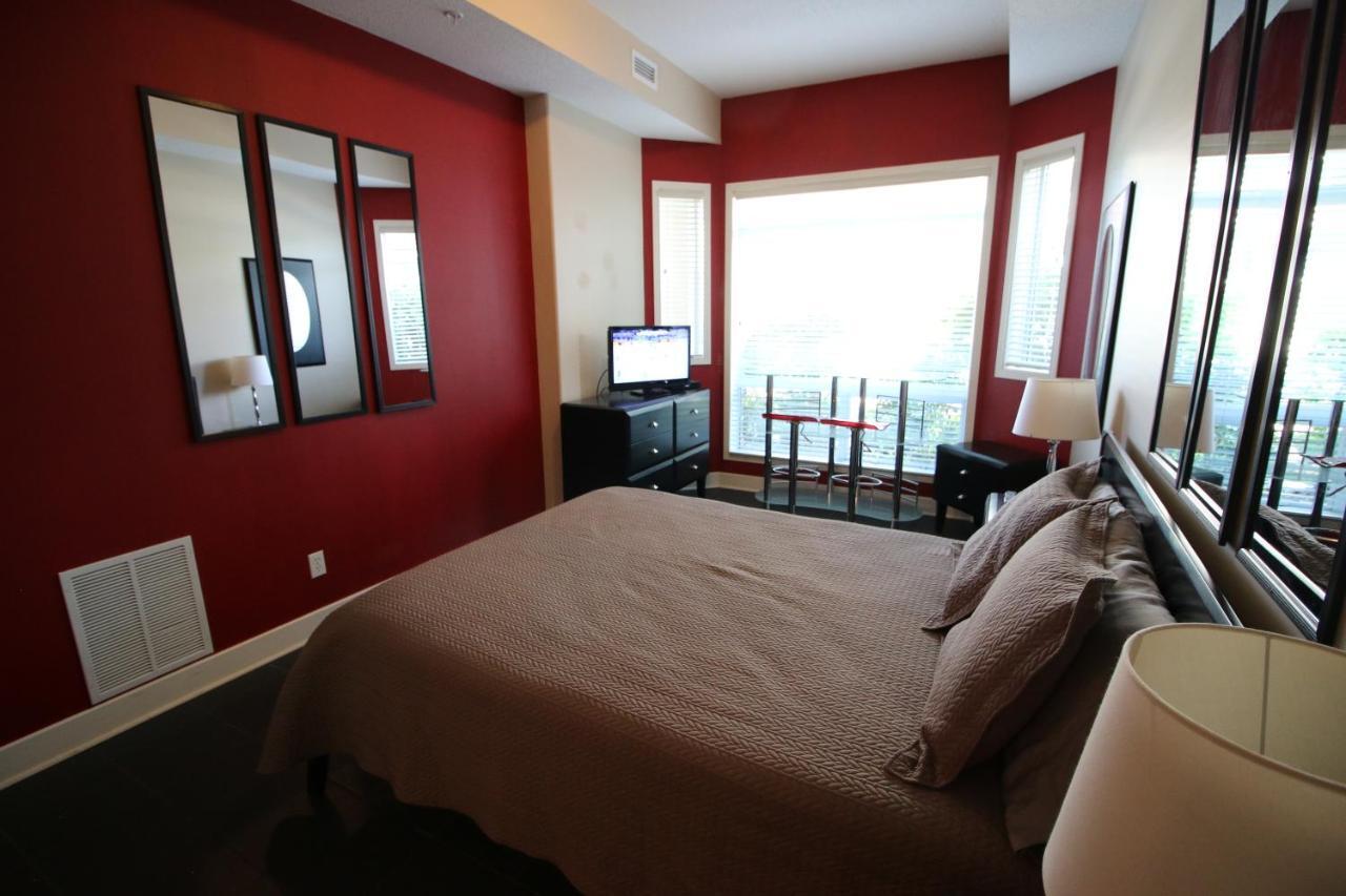 Sunset Waterfront Resort By Discover Kelowna Resort Accommodations Exterior foto