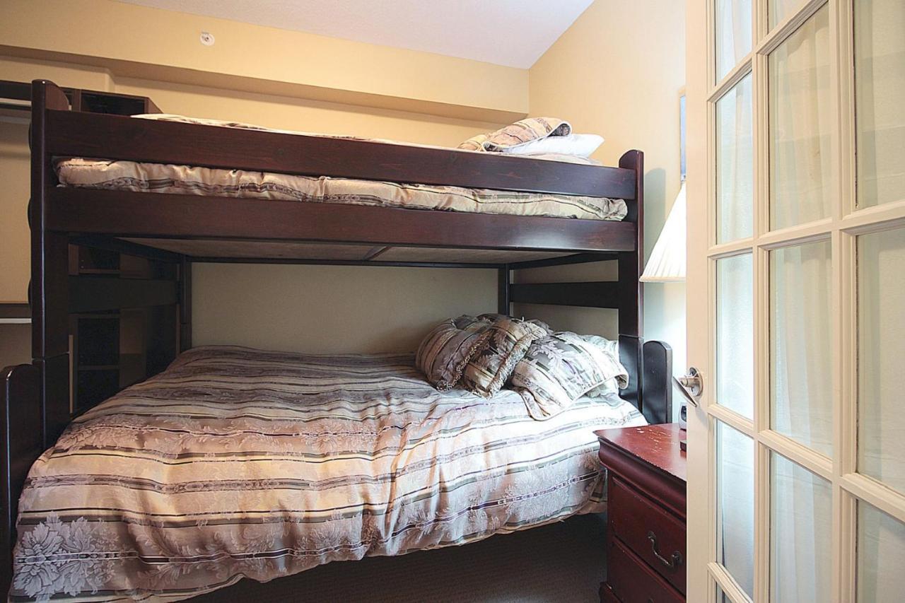 Sunset Waterfront Resort By Discover Kelowna Resort Accommodations Exterior foto
